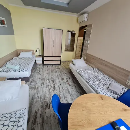 Eldom-noclegi, Kolejowa 15 Aparthotel *