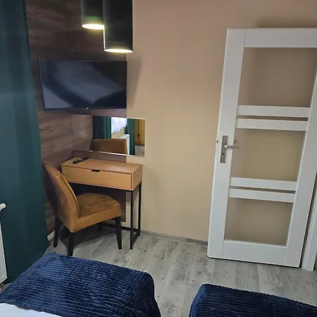 Eldom-noclegi, Kolejowa 15 Aparthotel *