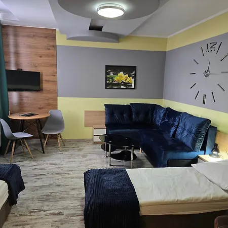 Eldom-noclegi, Kolejowa 15 Aparthotel *